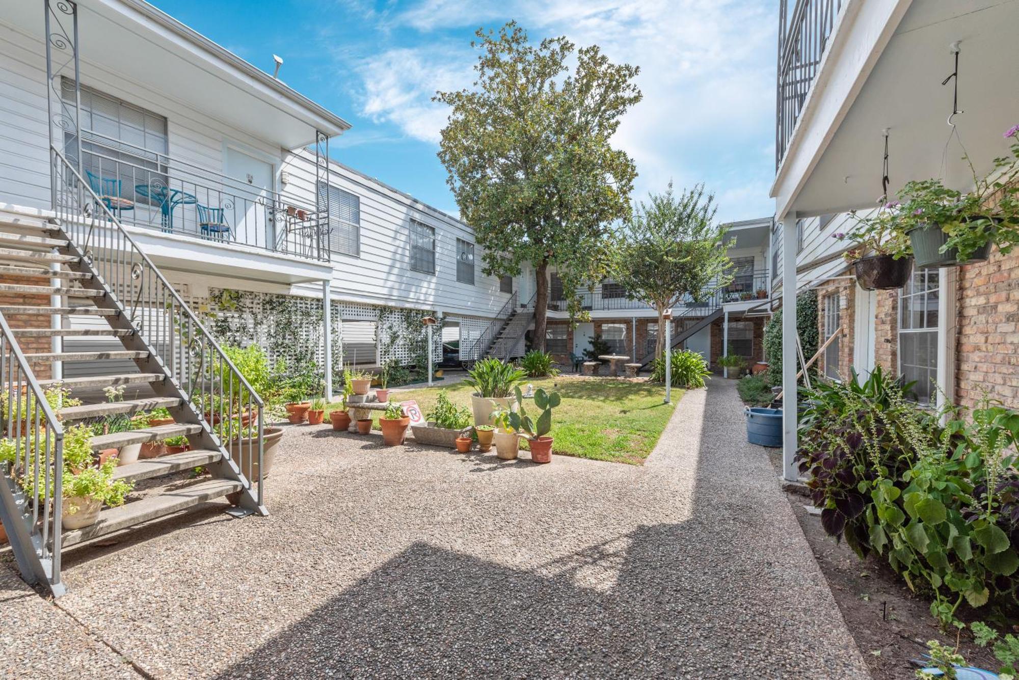 Bright & Airy Apt Close To Everything With Free Park Apartment Houston Exterior photo